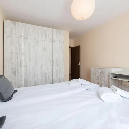 Апартамент Bright Place Next To Grand Mall