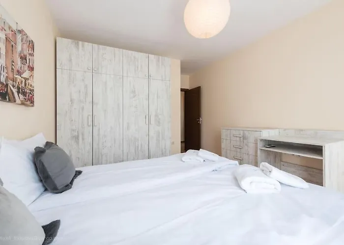 Апартамент Bright Place Next To Grand Mall